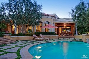 SHOPPING IN THE DESERT